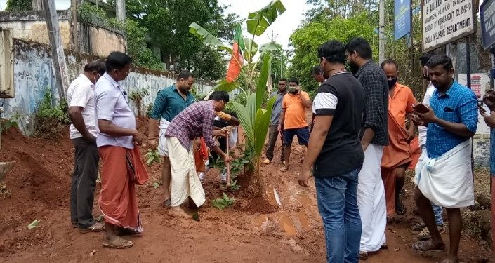 റോഡിൽ കൃഷിയിറക്കി പ്രതിഷേധിച്ചു