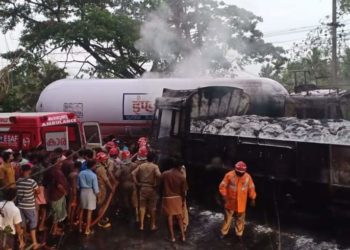 ടാങ്കർ ലോറി  അപകടം: ഒഴിവായത് വൻ ദുരന്തം,ഡ്രൈവർ അതിദാരുണമായി മരണപ്പെട്ടു.