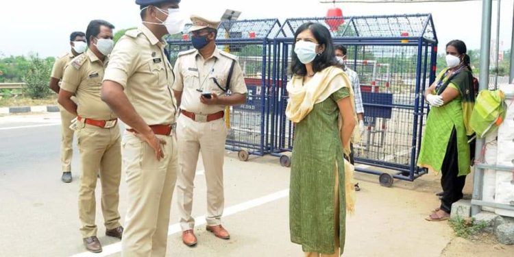 കലക്ടര്‍ വാളയാര്‍ ചെക്ക്‌പോസ്റ്റ് സന്ദര്‍ശിച്ചു