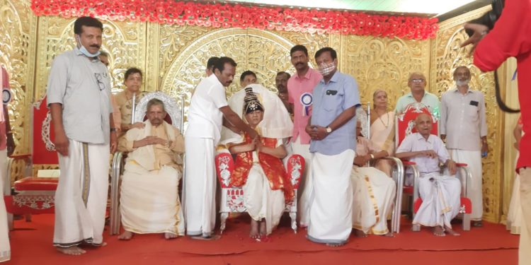 പാലക്കട്ടുശ്ശേരി ശേഖരി വർമ  രാജാവിനെ ആദരിച്ചു