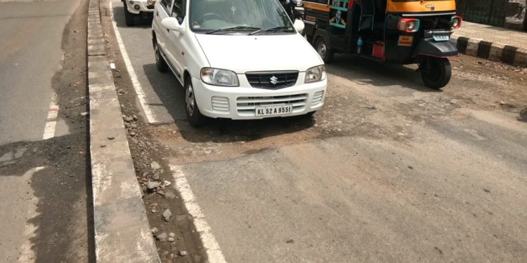 റോഡിലെ കുഴികൾ അപകടം സൃഷ്ടിക്കുന്നു.