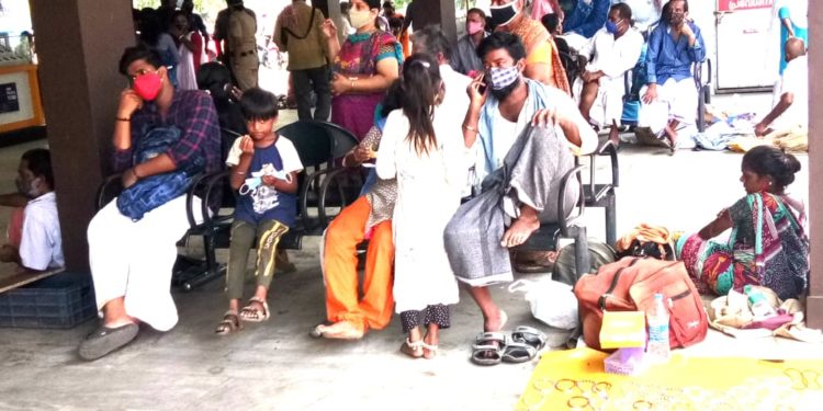 കർശന നിയന്ത്രണം: നിരത്തിലും കച്ചവട സ്ഥാപനങ്ങളിലും തിരക്കില്ല