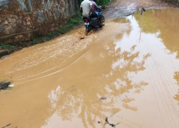 മലമ്പുഴ-ചെറാട് റോഡ്  ചെളിക്കുളമായി