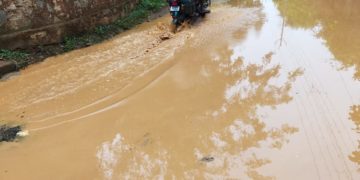 മലമ്പുഴ-ചെറാട് റോഡ്  ചെളിക്കുളമായി