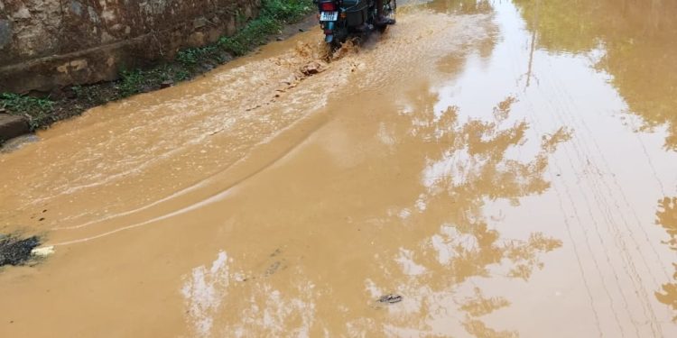 മലമ്പുഴ-ചെറാട് റോഡ്  ചെളിക്കുളമായി