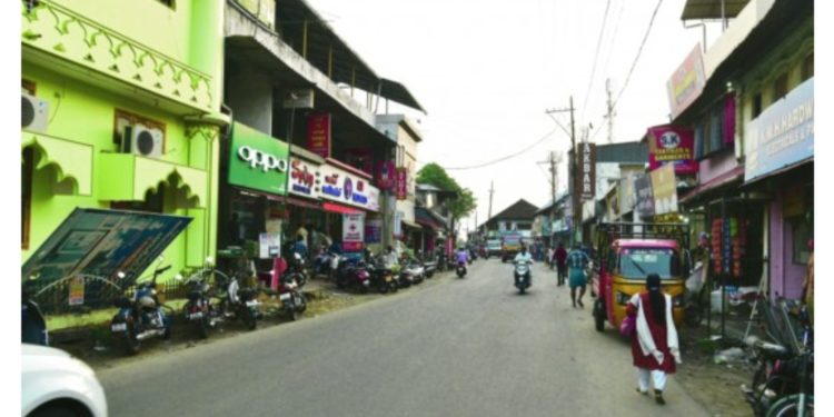 ആളില്ലാതെ കൊടുവായൂർ അങ്ങാടി