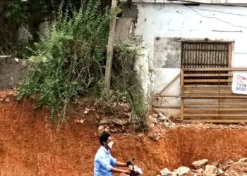 ദേശീയപാതയുടെ നവീകരണം : വൈദ്യൂതി പോസ്റ്റ് അപകടനിലയിൽ