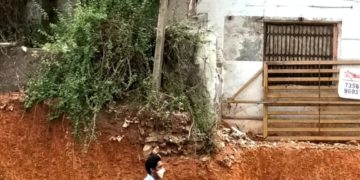 ദേശീയപാതയുടെ നവീകരണം : വൈദ്യൂതി പോസ്റ്റ് അപകടനിലയിൽ