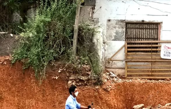 ദേശീയപാതയുടെ നവീകരണം : വൈദ്യൂതി പോസ്റ്റ് അപകടനിലയിൽ