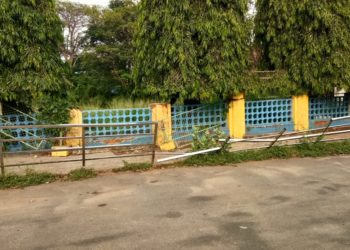 കാട്ടാന ചവിട്ടി നശിപ്പിച്ച ഉദ്യാന മതിൽ ഉടൻ ശരിയാക്കണം.