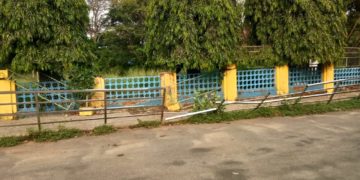 കാട്ടാന ചവിട്ടി നശിപ്പിച്ച ഉദ്യാന മതിൽ ഉടൻ ശരിയാക്കണം.