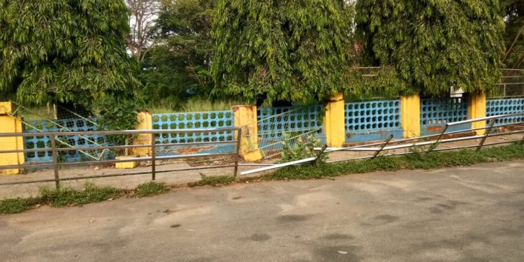 കാട്ടാന ചവിട്ടി നശിപ്പിച്ച ഉദ്യാന മതിൽ ഉടൻ ശരിയാക്കണം.