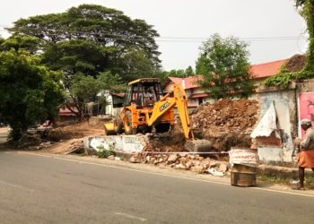 വിക്ടോറിയ കോളേജ് മതിൽ പണി പൂരോഗമിക്കുന്നു.