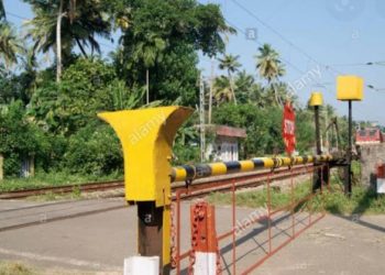 റെയില്‍വേ ഗേറ്റ് അടയ്ക്കും (കോമണ്‍വെല്‍ത്ത് റെയില്‍വേ ഗേറ്റ്)