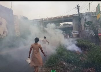 റോഡരികിലെ മാലിന്യം കത്തിയത് പരിഭ്രാന്തി പരത്തി