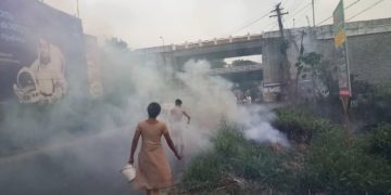 റോഡരികിലെ മാലിന്യം കത്തിയത് പരിഭ്രാന്തി പരത്തി