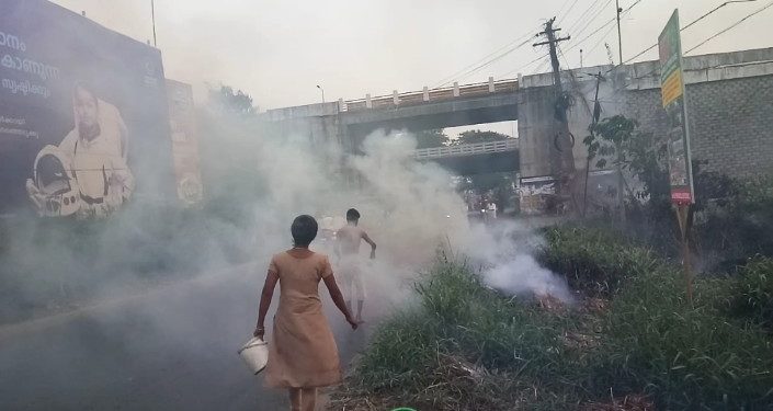 റോഡരികിലെ മാലിന്യം കത്തിയത് പരിഭ്രാന്തി പരത്തി