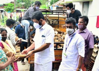 വിപണി ഇല്ലാതായ മലമ്പുഴയിലെ കപ്പ സൗജന്യമായി വിതരണം ചെയ്തു