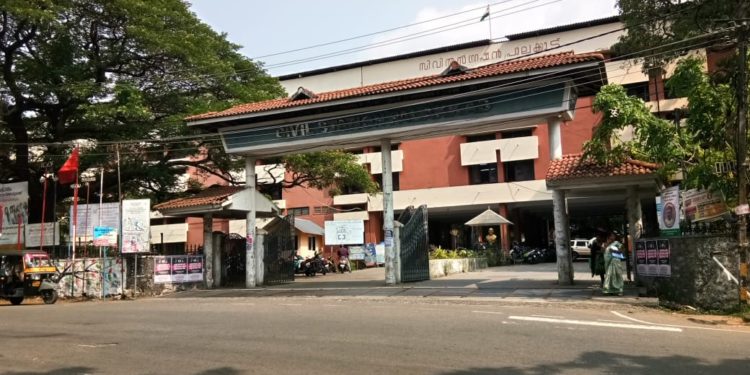 ആളും ആരവങ്ങളും ഇല്ലാതെ ജില്ലാ ഭരണ സിരാകേന്ദ്രം.