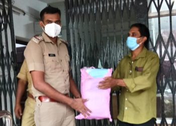 പോലീസ് സ്റ്റേഷനിലേക്ക്മാസ്ക്കും സാനിറ്റെസറും നൽകി.