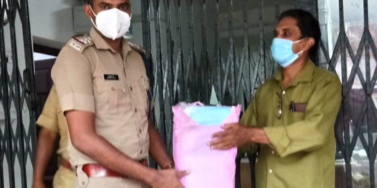 പോലീസ് സ്റ്റേഷനിലേക്ക്മാസ്ക്കും സാനിറ്റെസറും നൽകി.