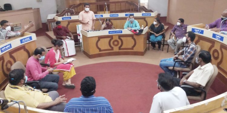 നഗരപരിധിയിലെ സ്വകാര്യ ആശുപത്രികൾ കൂടി കോവിഡ് ചികിത്സാ കേന്ദ്രമാക്കാൻ ആലോചന