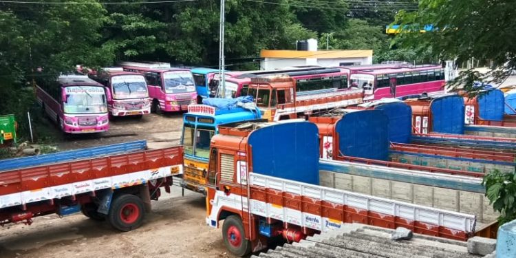 സമ്പൂർണ്ണ ലോക്ക് ഡൗൺ.: ലോറി ഉടമകളും ജീവനക്കാരും പട്ടിണിയിലേക്ക്