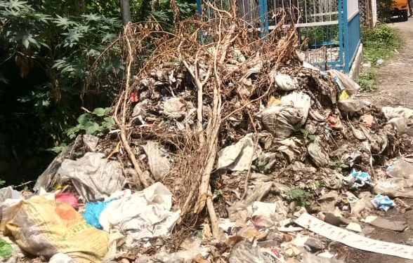 നഗരത്തിൽ ട്രാൻസ്ഫോർമറി നടുത്ത്  മാലിന്യകൂമ്പാരം