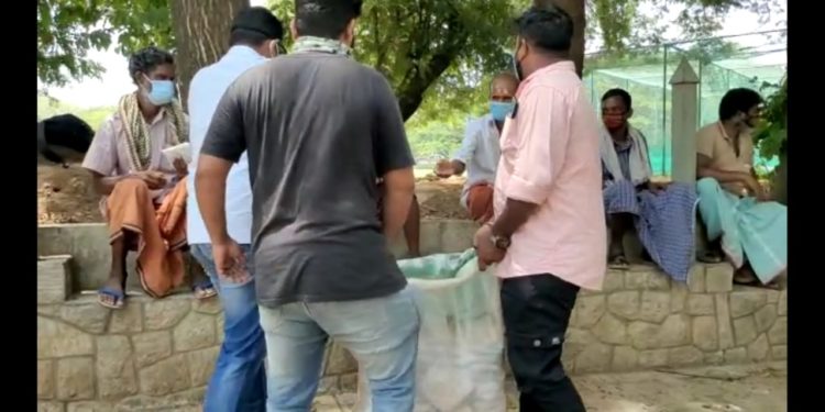 തെരുവോരങ്ങളിൽ അന്നദാനം നടത്തി