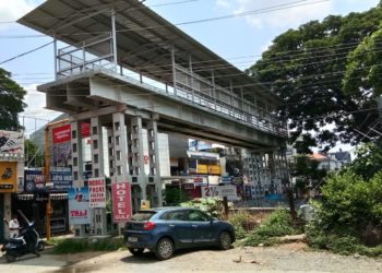 എക്സലേറ്റർ പണി നിർത്തിയ നിലയിൽ