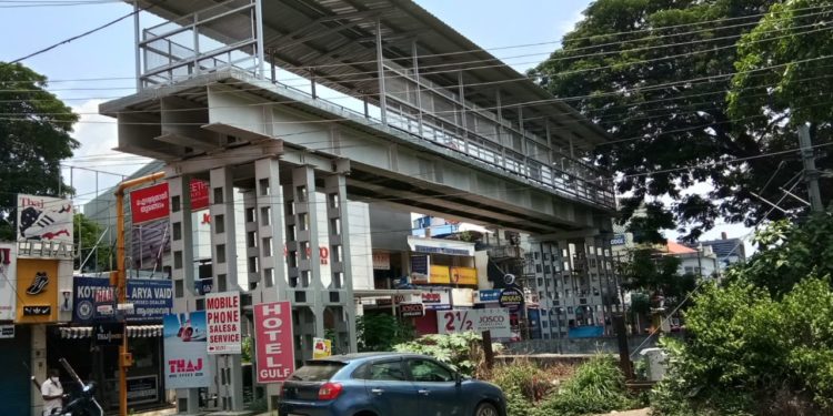 എക്സലേറ്റർ പണി നിർത്തിയ നിലയിൽ