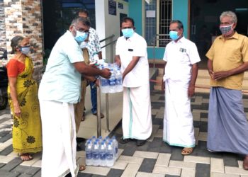 പോലീസുകാർക്ക് സാനിറ്റൈസറും മാസ്കും  നൽകി