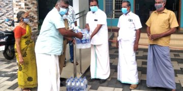 പോലീസുകാർക്ക് സാനിറ്റൈസറും മാസ്കും  നൽകി