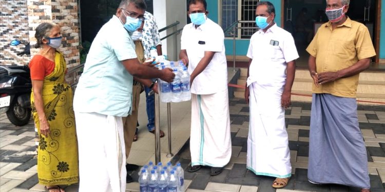 പോലീസുകാർക്ക് സാനിറ്റൈസറും മാസ്കും  നൽകി