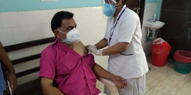 പ്രസേന്നൻ എം. എൽ. എ ഒന്നാം ഡോസ് കോവിഡ് വാക്‌സിൻ സ്വീകരിച്ചു