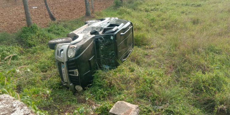 കാർ നിയന്ത്രണം വിട്ട് പാടത്തേക്ക് മറിഞ്ഞു