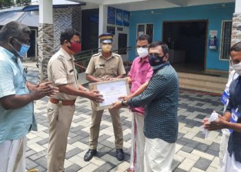 പൗരസമിതി ഫേസ് ഷീൽഡ് മാസ്കുകൾ ഉൾപ്പടെ വിതരണം നടത്തി