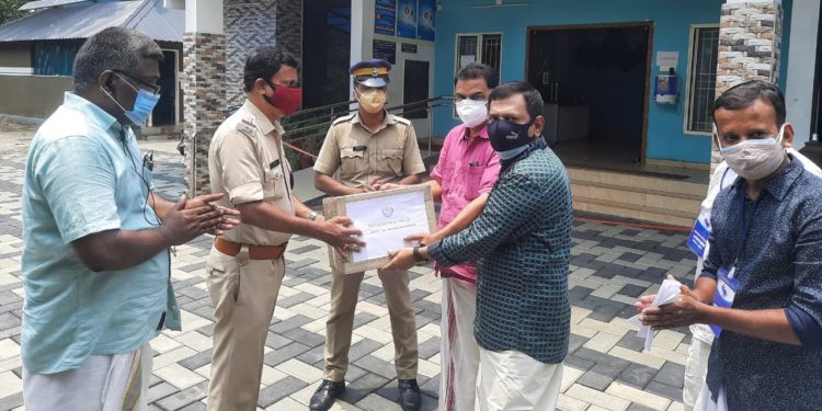 പൗരസമിതി ഫേസ് ഷീൽഡ് മാസ്കുകൾ ഉൾപ്പടെ വിതരണം നടത്തി