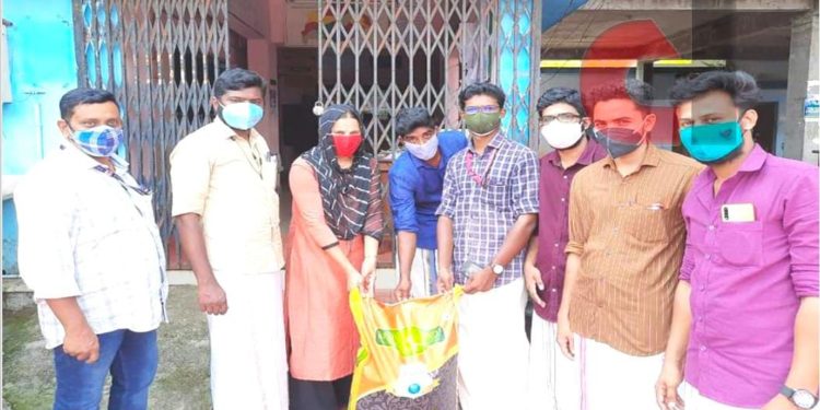 കമ്മ്യൂണിറ്റി കിച്ചണിലേക്ക് അരി നൽകി DYFI