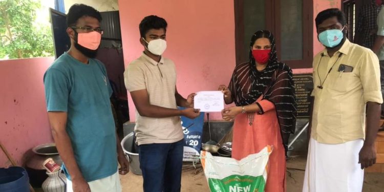 പുതുക്കോട് കമ്മ്യൂണിറ്റി കിച്ചണിലേക്ക് അരി നൽകി എം. സി. എ ട്രെഡേഴ്‌സ്