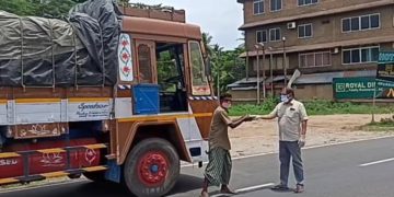 അന്യസംസ്ഥാന ലോറി തൊഴിലാളികൾക്ക് ഭക്ഷണം വിതരണം ചെയ്തു.