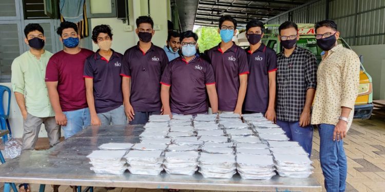 ഈദ് ദിനത്തിൽ  സോളിഡാരിറ്റി പ്രവർത്തകർ ബിരിയാണി വിതരണം നടത്തി.