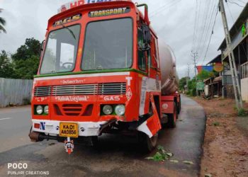 അർദ്ധരാത്രിക്ക്തുപ്പനാട് അപകടത്തിൽപ്പെട്ടഗ്യാസ് ടാങ്കർ സുരക്ഷിതമായി മാറ്റി
