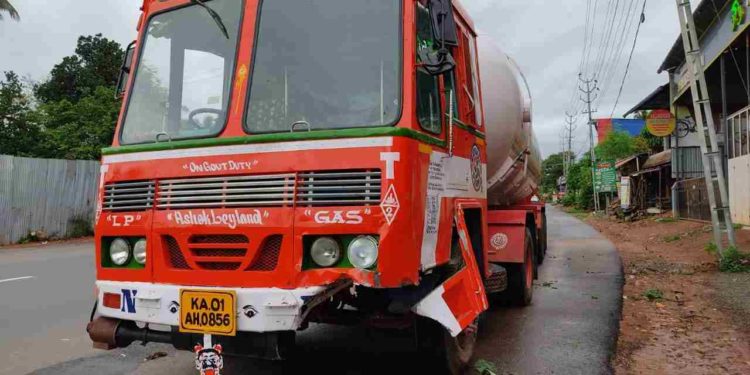 അർദ്ധരാത്രിക്ക്തുപ്പനാട് അപകടത്തിൽപ്പെട്ടഗ്യാസ് ടാങ്കർ സുരക്ഷിതമായി മാറ്റി