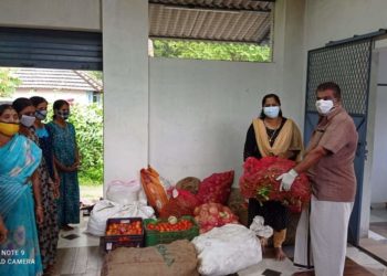 കെ.എ.ഷീബ സാമൂഹ്യ അടുക്കളക്ക് പച്ചക്കറികൾ നൽകി