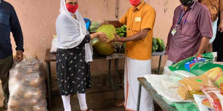 സമൂഹ അടുക്കളയിലേക്ക് അവശ്യസാധനങ്ങൾ നൽകി.