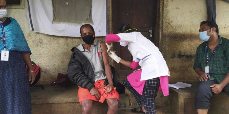 അട്ടപ്പാടി മേഖലയിൽ വാക്സിൻ ക്യാമ്പുകൾ ആരംഭിച്ചു.