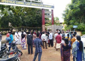 സാമൂഹിക അകലം പാലിക്കാതെ വാക്സിൻ വിതരണകേന്ദ്രം