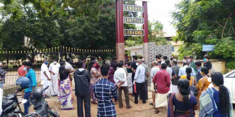 സാമൂഹിക അകലം പാലിക്കാതെ വാക്സിൻ വിതരണകേന്ദ്രം