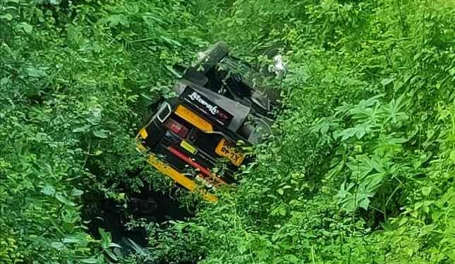 ഡ്രൈവറില്ലാത്ത ഓട്ടോറിക്ഷ കനാലിലേക്ക് മറിഞ്ഞു.